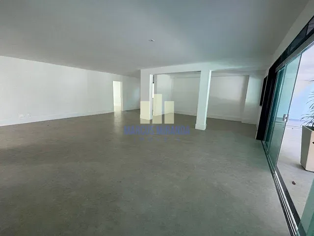 Casa com 600m² 5 quartos e 8 banheiros, à venda, no bairro Barra da Tijuca em Rio de Janeiro