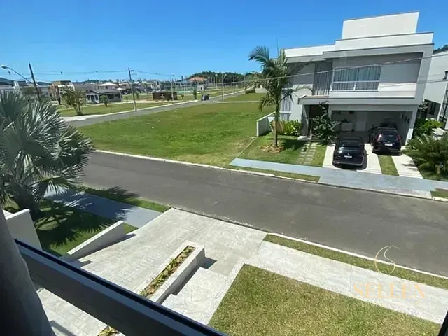 Casa com 335m² 3 quartos e 2 banheiros, à venda, no bairro Santa Regina em Camboriú