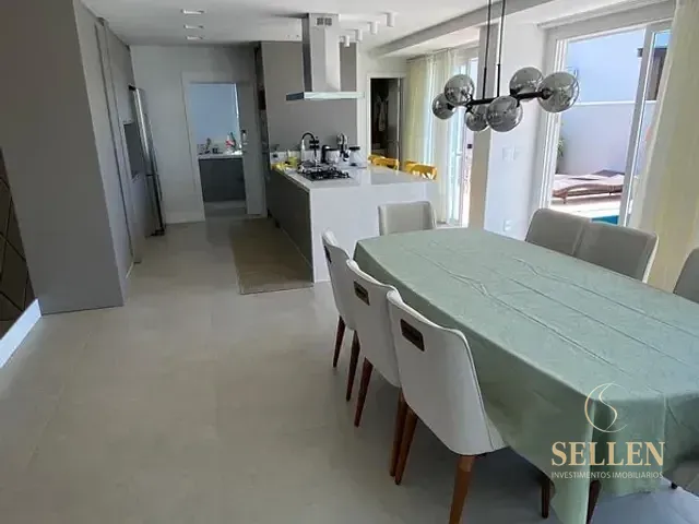 Casa com 335m² 3 quartos e 2 banheiros, à venda, no bairro Santa Regina em Camboriú
