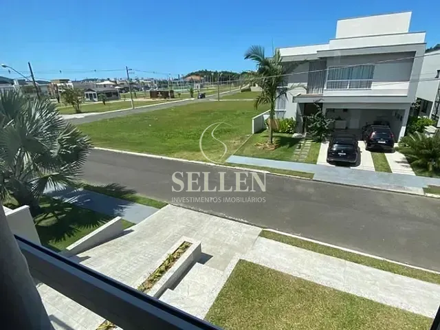 Casa com 335m² 3 quartos e 2 banheiros, à venda, no bairro Santa Regina em Camboriú