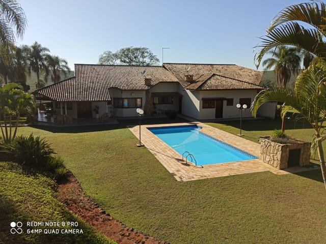 Casa com 2471m² 4 quartos e 6 banheiros, à venda ou para alugar, no bairro Condomínio Jardim das Palmeiras em Bragança Paulista