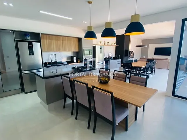 Casa com 632m² 4 quartos e 6 banheiros, à venda, no bairro Condomínio Residencial Campos do Conde em Bragança Paulista