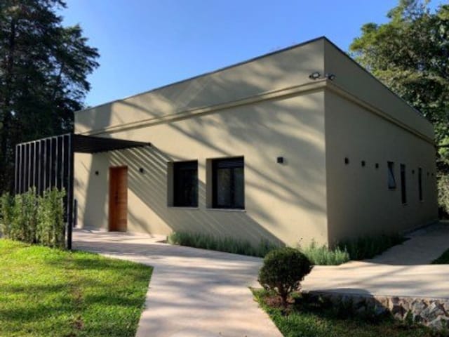 Casa com 405m² 6 quartos e 8 banheiros, à venda ou para alugar, no bairro Tanque em Atibaia