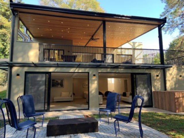 Casa com 405m² 6 quartos e 8 banheiros, à venda ou para alugar, no bairro Tanque em Atibaia