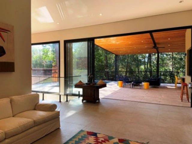 Casa com 405m² 6 quartos e 8 banheiros, à venda ou para alugar, no bairro Tanque em Atibaia