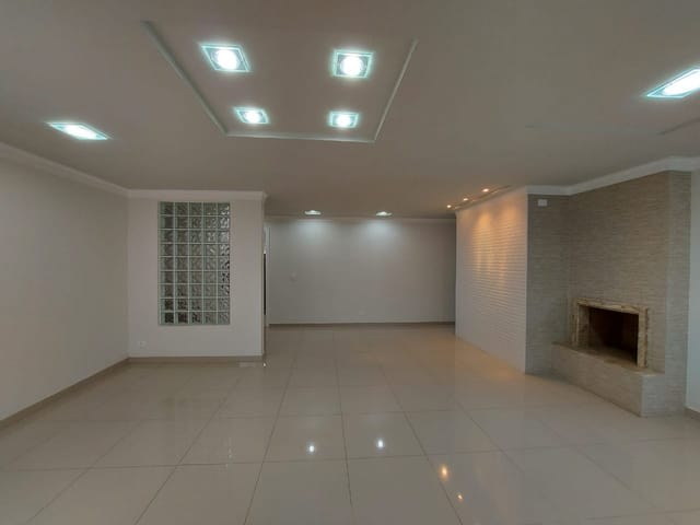 Casa com 419m² 4 quartos e 6 banheiros, à venda, no bairro Butiatuvinha em Curitiba