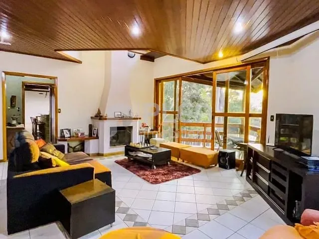Casa com 1860m² 4 quartos e 3 banheiros, à venda, no bairro Caraguatá em Mairiporã