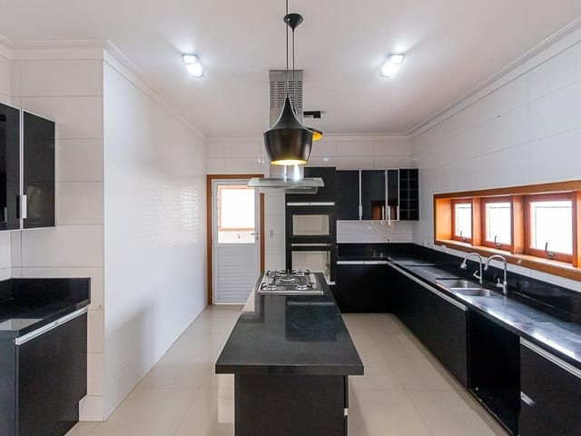 Casa com 640m² 4 quartos e 6 banheiros, à venda ou para alugar, no bairro Nossa Senhora do Perpétuo Socorro em Pindamonhangaba