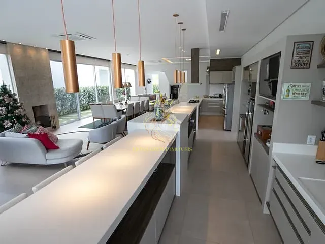 Casa 3 quartos e 4 banheiros, à venda, no bairro Centro em Camboriú