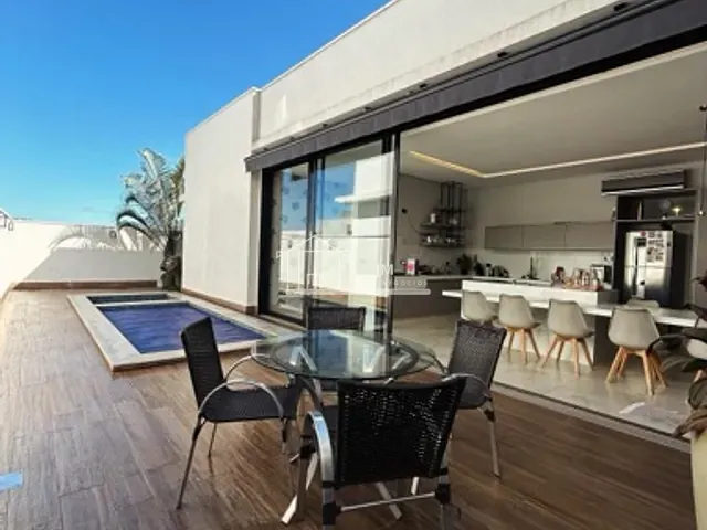 Casa com 465m² 3 quartos e 5 banheiros, à venda, no bairro Granja Marileusa em Uberlândia