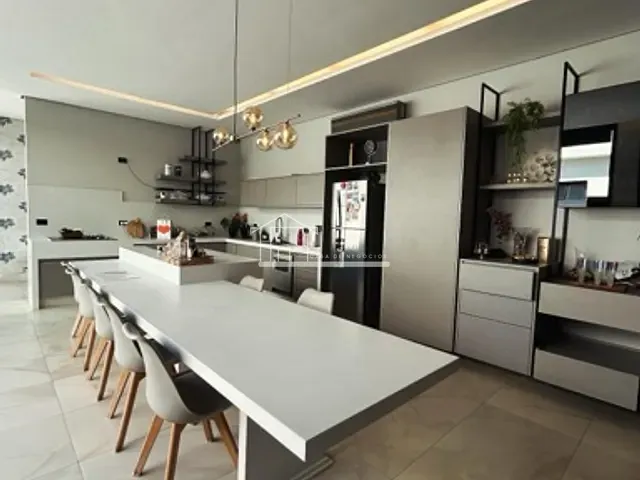 Casa com 465m² 3 quartos e 5 banheiros, à venda, no bairro Granja Marileusa em Uberlândia
