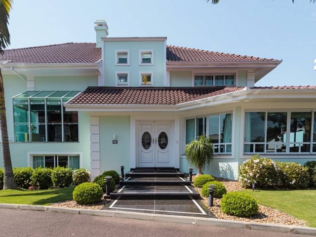 Casa com 825m² 4 quartos e 6 banheiros, à venda, no bairro Mossunguê em Curitiba