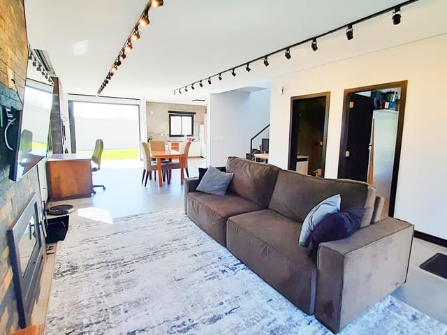 Casa 3 quartos e 3 banheiros, à venda, no bairro Laranjal em Pelotas