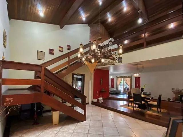 Casa com 1327m² 4 quartos e 5 banheiros, à venda, no bairro Granja Viana em Carapicuíba