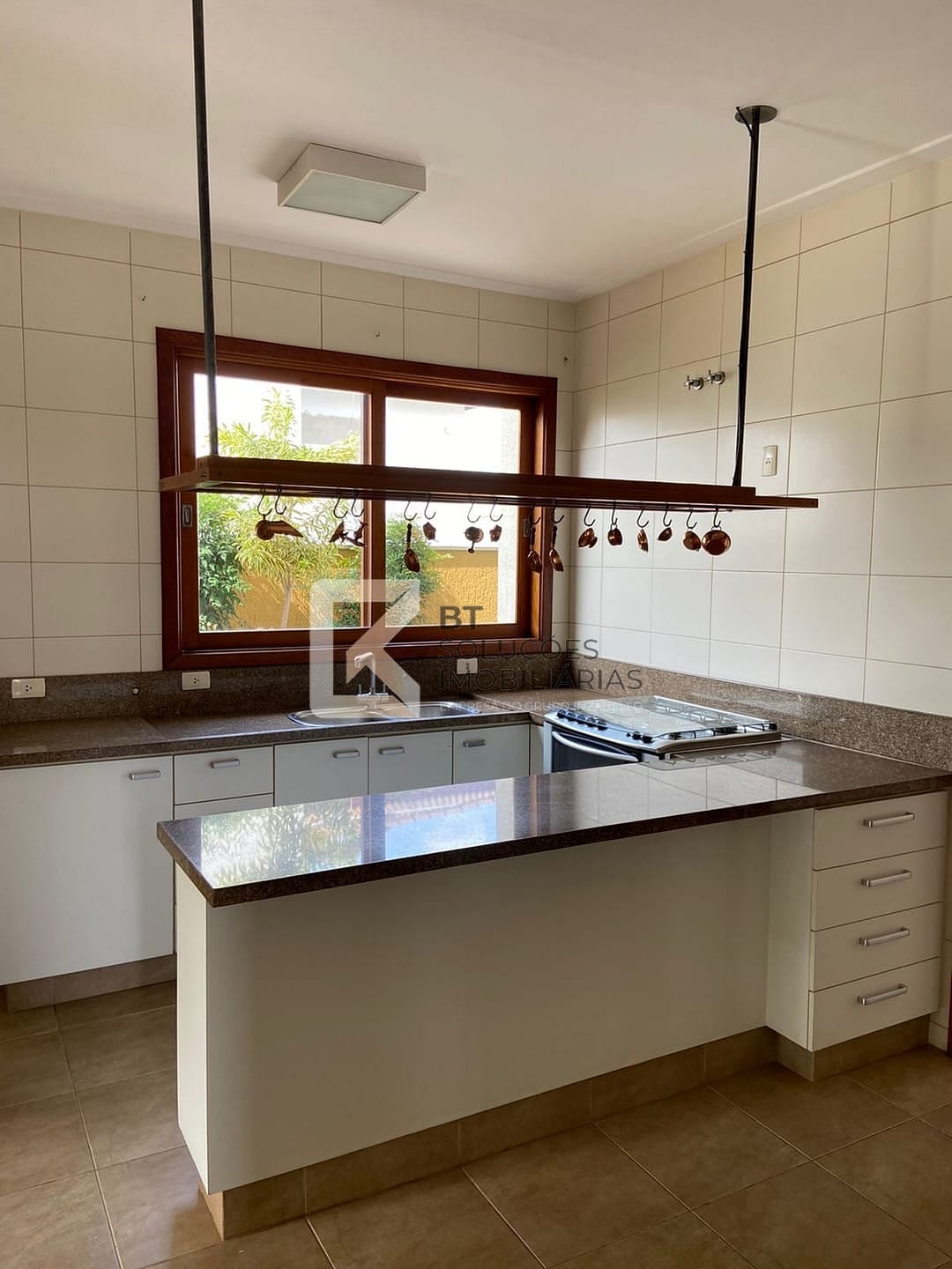 Casa à venda e aluguel com 3 quartos, 333m² - Foto 8