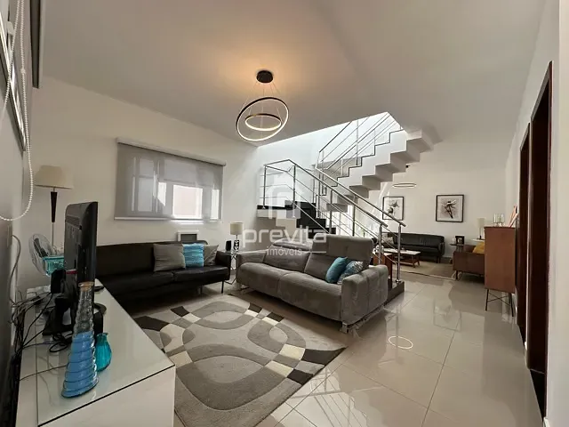 Casa com 300m² 4 quartos e 5 banheiros, à venda, no bairro Piracangaguá em Taubaté