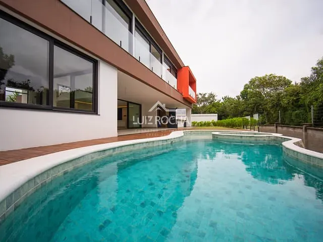 Casa com 747m² 4 quartos e 6 banheiros, à venda, no bairro Granja Viana em Carapicuíba