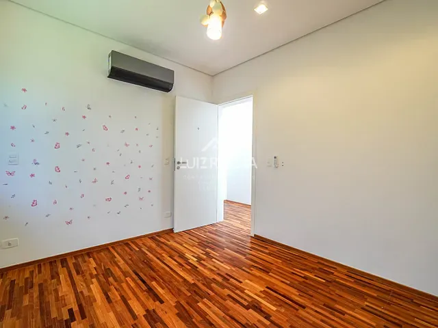 Casa com 693m² 3 quartos e 5 banheiros, à venda, no bairro Granja Viana em Carapicuíba