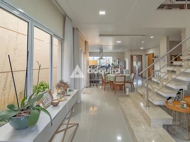 Casa com 300m² 4 quartos e 6 banheiros, à venda, no bairro Oficinas em Ponta Grossa