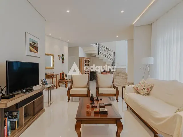 Casa com 930m² 3 quartos e 4 banheiros, à venda, no bairro Orfãs em Ponta Grossa
