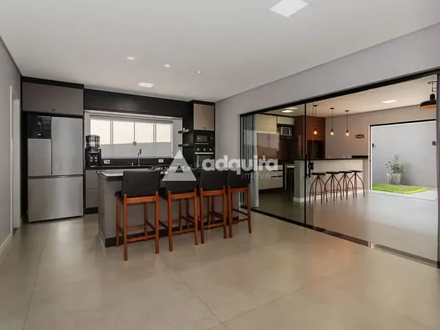 Casa com 300m² 4 quartos e 6 banheiros, à venda, no bairro Jardim Carvalho em Ponta Grossa