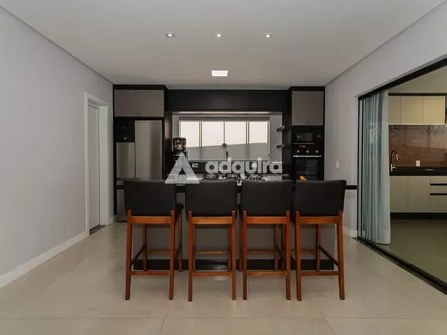 Casa com 300m² 4 quartos e 6 banheiros, à venda, no bairro Jardim Carvalho em Ponta Grossa