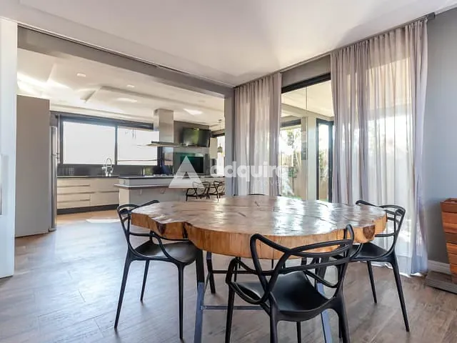 Casa com 300m² 4 quartos e 4 banheiros, à venda ou para alugar, no bairro Jardim Carvalho em Ponta Grossa
