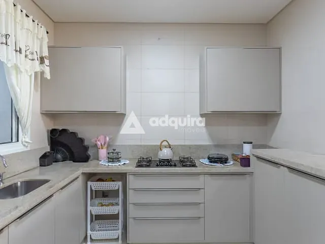 Casa com 300m² 3 quartos e 4 banheiros, à venda, no bairro Colônia Dona Luíza em Ponta Grossa