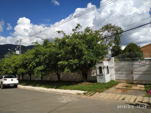 Chácara com 1730m² 5 quartos e 2 banheiros, à venda, no bairro Jardim Maristela em Atibaia