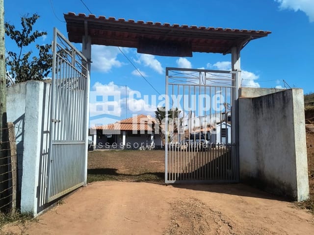 Foto do Chácara - Chácara localizada no Município de Juruaia, a poucos metros do alfasto.
Essa propriedade possui uma casa com varanda, mais dois dormitórios, uma sala, cozinha e banheiro.
Possui uma barracão para tirar leite, uma área com churrasqueira, mais uma edícula com forno a lenha e uma piscina. | Guaxupé Imóveis Ltda