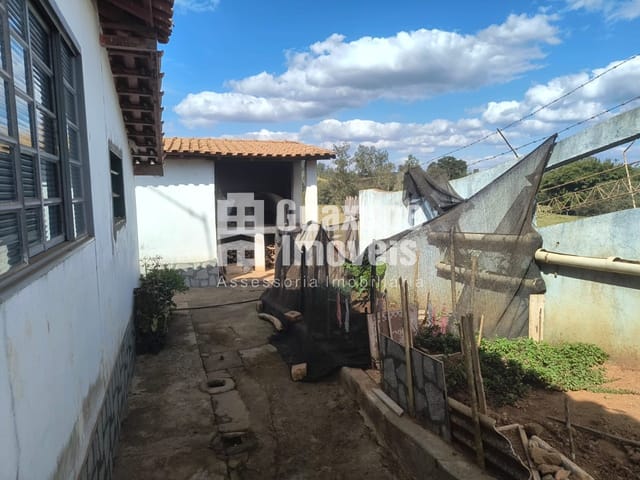 Foto do Chácara - Chácara localizada no Município de Juruaia, a poucos metros do alfasto.
Essa propriedade possui uma casa com varanda, mais dois dormitórios, uma sala, cozinha e banheiro.
Possui uma barracão para tirar leite, uma área com churrasqueira, mais uma edícula com forno a lenha e uma piscina. | Guaxupé Imóveis Ltda