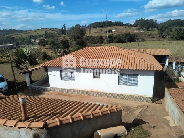Foto do Chácara - Chácara localizada no Município de Juruaia, a poucos metros do alfasto.
Essa propriedade possui uma casa com varanda, mais dois dormitórios, uma sala, cozinha e banheiro.
Possui uma barracão para tirar leite, uma área com churrasqueira, mais uma edícula com forno a lenha e uma piscina. | Guaxupé Imóveis Ltda