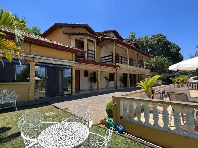 Chácara com 2000m² 4 quartos e 5 banheiros, à venda, no bairro Sapé I em Caçapava