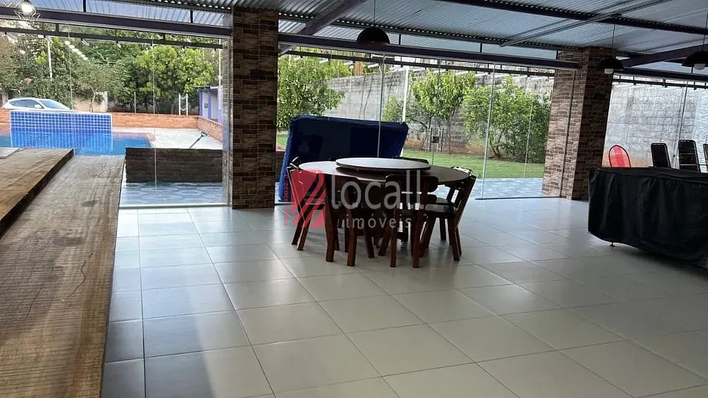 Fazenda / Sítio / Chácara com 4 quartos para aluguel, 2500m² — foto 1 de 16