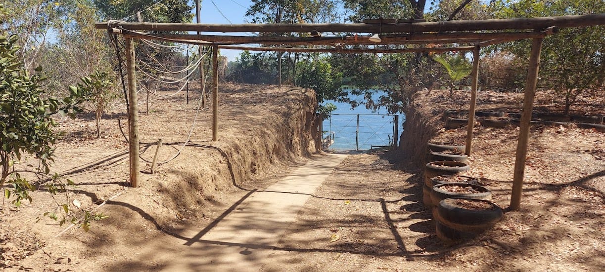 Rancho com três mil metros à venda a poucos quilômetros da cidade de Três Marias, MG ás margens do Rio São Francisco, ideal para pescadores. Todo mobiliado miniatura 9