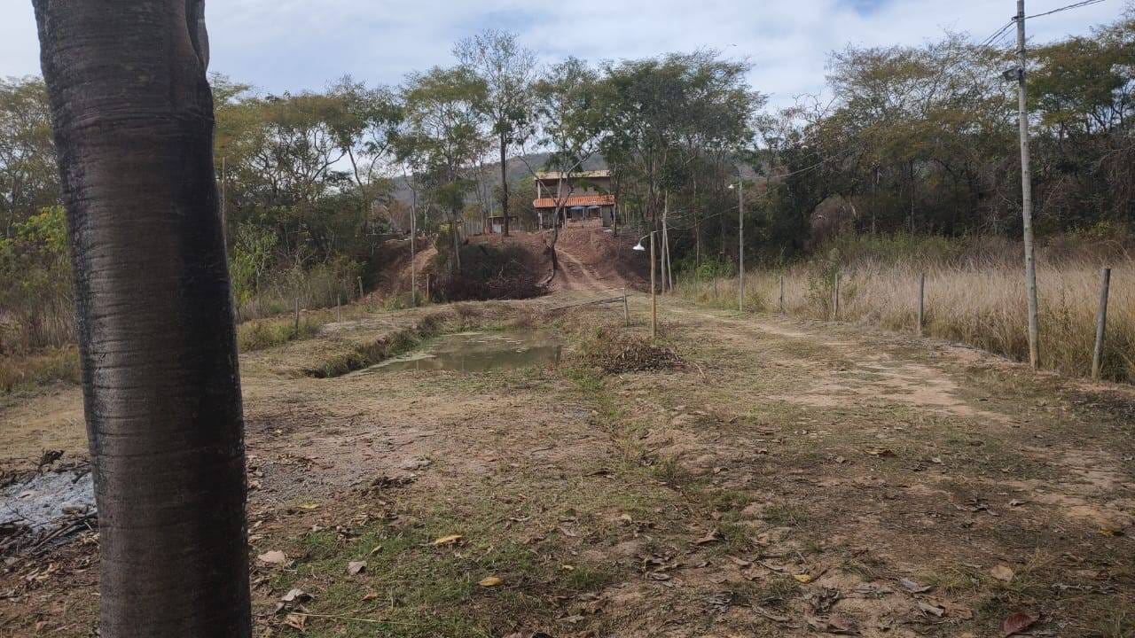 Rancho com três mil metros à venda a poucos quilômetros da cidade de Três Marias, MG ás margens do Rio São Francisco, ideal para pescadores. Todo mobiliado miniatura 50