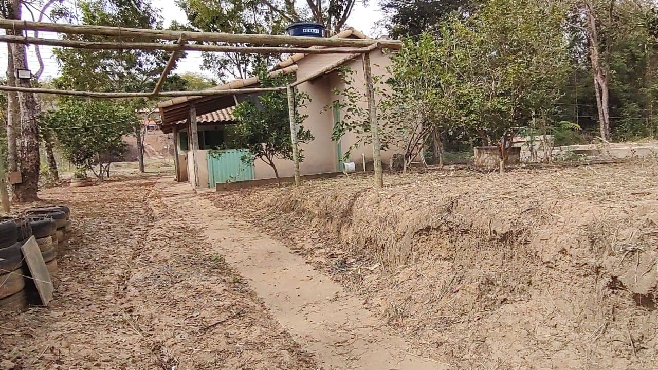 Rancho com três mil metros à venda a poucos quilômetros da cidade de Três Marias, MG ás margens do Rio São Francisco, ideal para pescadores. Todo mobiliado miniatura 55