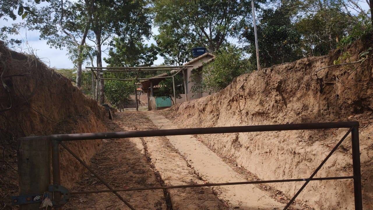 Rancho com três mil metros à venda a poucos quilômetros da cidade de Três Marias, MG ás margens do Rio São Francisco, ideal para pescadores. Todo mobiliado miniatura 57