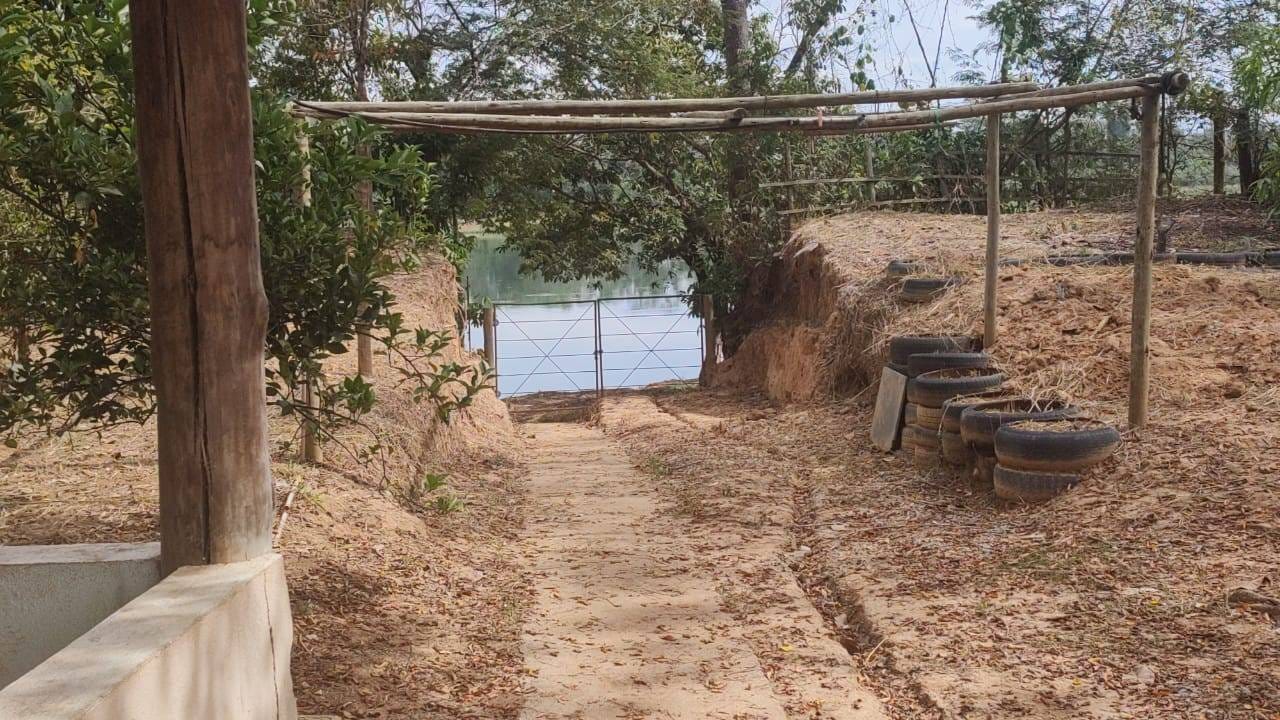 Rancho com três mil metros à venda a poucos quilômetros da cidade de Três Marias, MG ás margens do Rio São Francisco, ideal para pescadores. Todo mobiliado miniatura 60