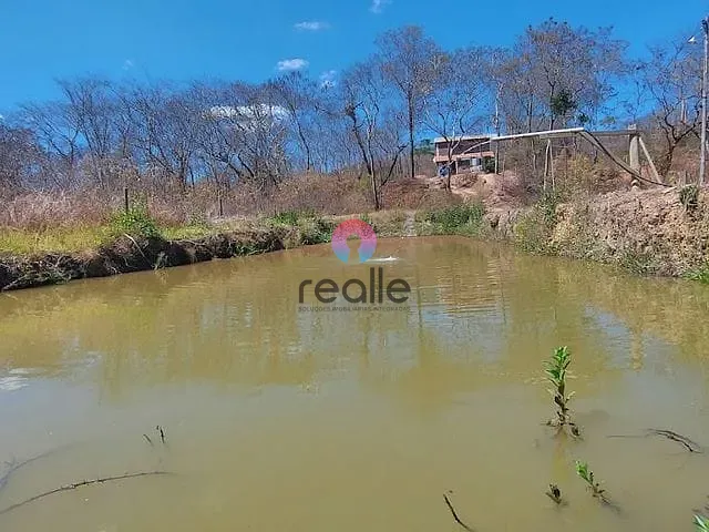 Chácara com 3000m² 3 quartos e 4 banheiros, à venda, no bairro Zona Rural em Três Marias