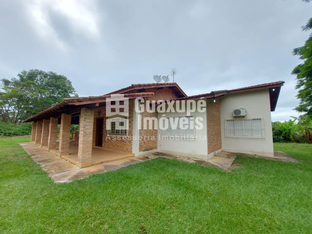 Foto do Chácara - Chácara residencial para Locação
Chácara Rony Laranjeiras, Guaxupé
3 dormitórios sendo 1 suíte, 1 sala,  Cozinha com armários , 2 banheiros, Área com Churrasqueira, Varanda e Garagem Coberta;
200,00 m² construída, 10.000,00 m² terreno | Guaxupé Imóveis Ltda