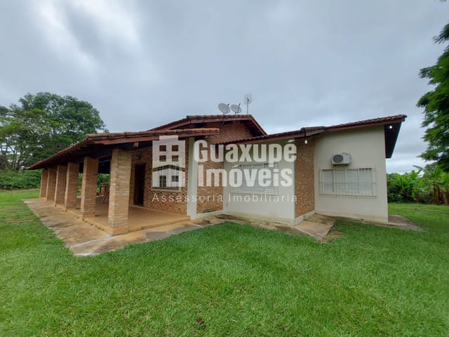 Foto do Chácara - Chácara residencial para Locação
Chácara Rony Laranjeiras, Guaxupé
3 dormitórios sendo 1 suíte, 1 sala,  Cozinha com armários , 2 banheiros, Área com Churrasqueira, Varanda e Garagem Coberta;
200,00 m² construída, 10.000,00 m² terreno | Guaxupé Imóveis Ltda