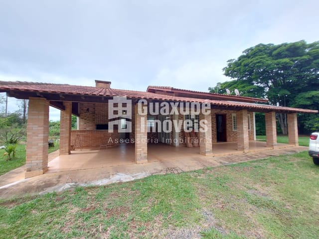 Foto do Chácara - Chácara residencial para Locação
Chácara Rony Laranjeiras, Guaxupé
3 dormitórios sendo 1 suíte, 1 sala,  Cozinha com armários , 2 banheiros, Área com Churrasqueira, Varanda e Garagem Coberta;
200,00 m² construída, 10.000,00 m² terreno | Guaxupé Imóveis Ltda
