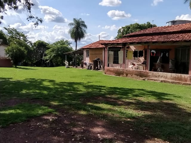 Foto do Chácara - Chácara à venda no  Distrito do Sucuri-Cuiabá-MT, 10 hc, à 10 km da AMBEV, Fundos c/ Rio Bandeira, poço artesiano, 2 casas, piscina, curral, horta, chiqueiro | Lyah Jaudy Imóveis