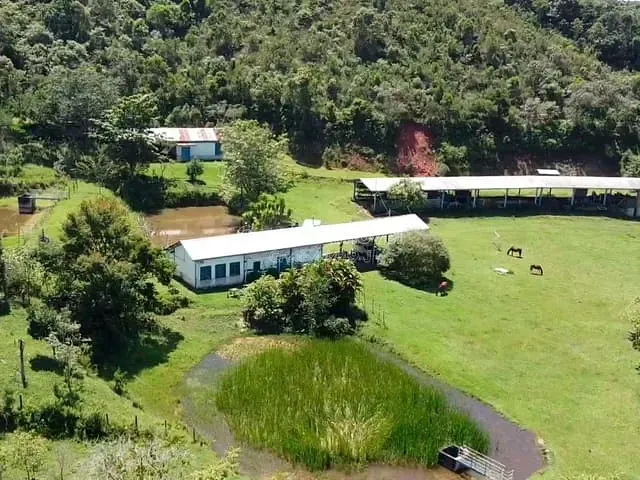 Sítio com 636900m² 3 quartos e 3 banheiros, à venda, no bairro Área Rural em Igaratá