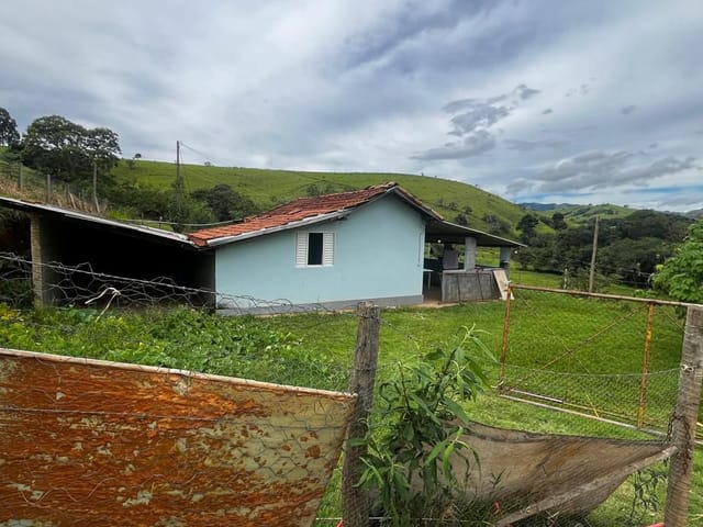 Chácara com 800m², à venda, no bairro Água Branca em Cambuí