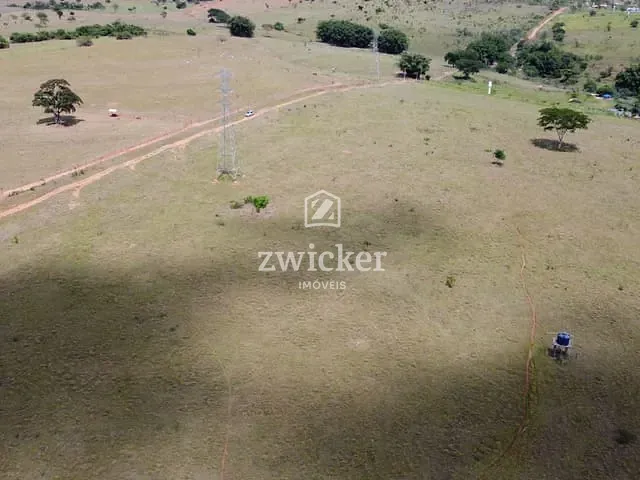 Sítio com 108000m² 3 quartos e 3 banheiros, à venda, no bairro zona rural em Bauru