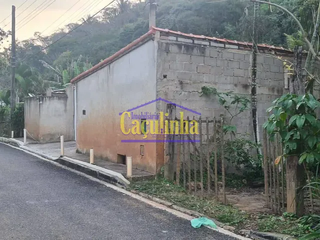 Chácara com 8500m² 2 quartos e 1 banheiro, à venda, no bairro Santana da Barra em Barra do Piraí