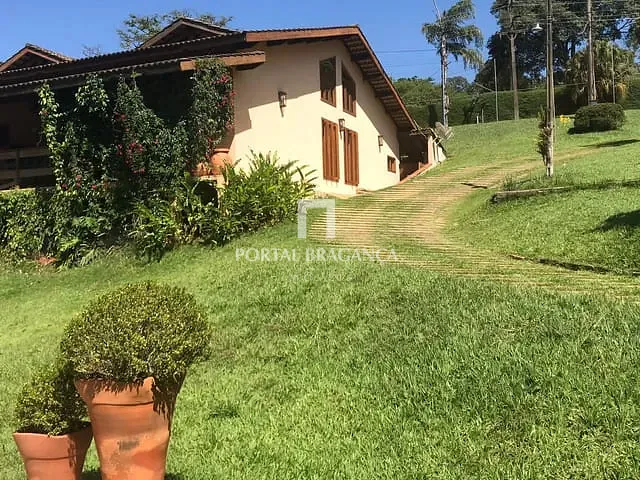 Chácara com 11000m² 8 quartos e 8 banheiros, à venda, no bairro Curitibanos em Bragança Paulista