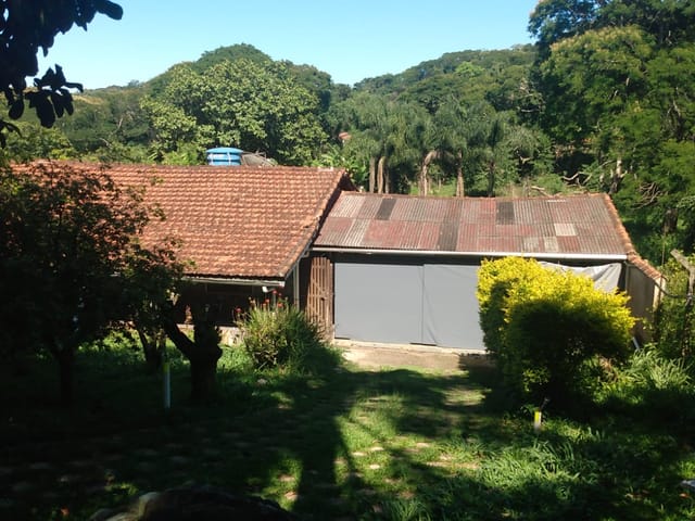 Chácara com 2500m² 3 quartos e 4 banheiros, à venda, no bairro Pessegueiros em Extrema